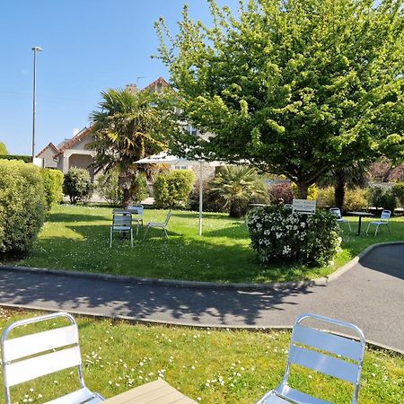 Hotel Logis Au Moyne De Saire Reville Exterior photo