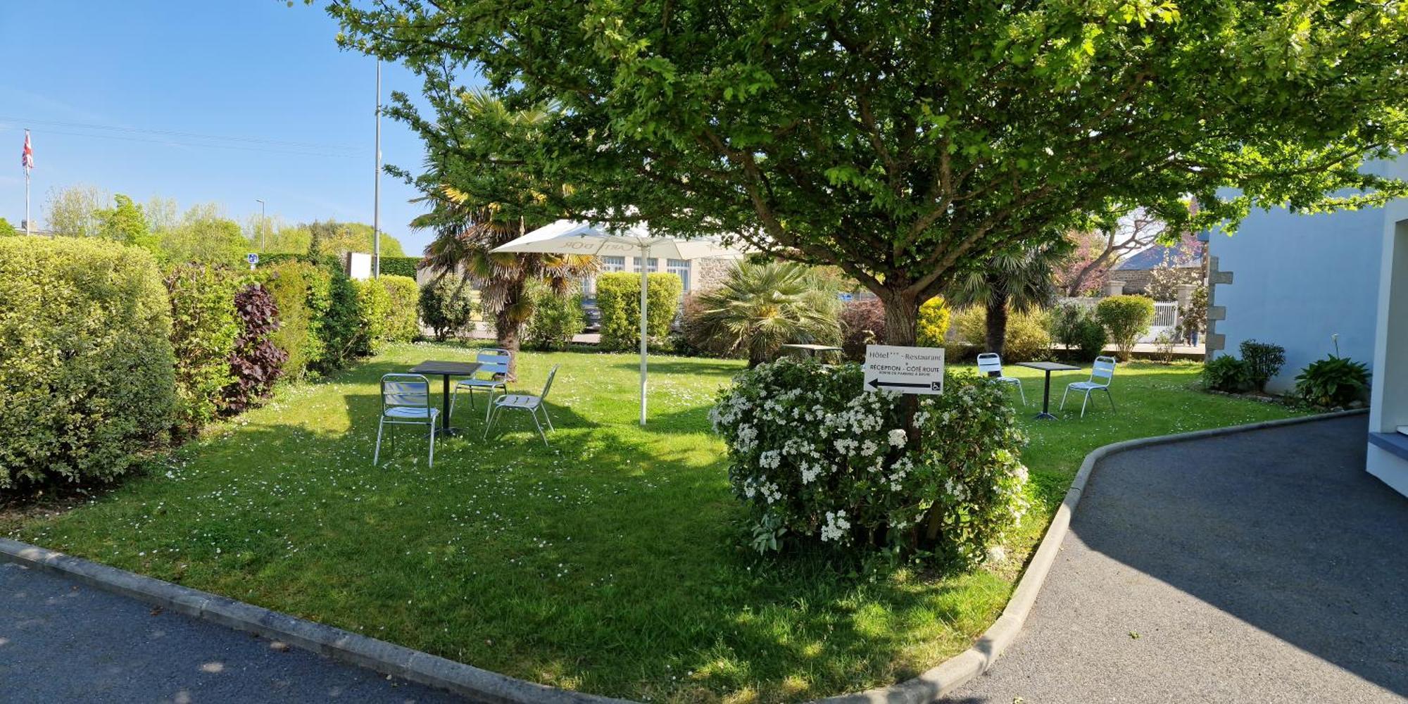 Hotel Logis Au Moyne De Saire Reville Exterior photo