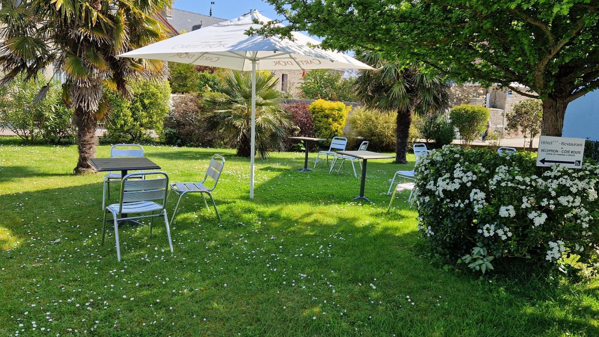 Hotel Logis Au Moyne De Saire Reville Exterior photo