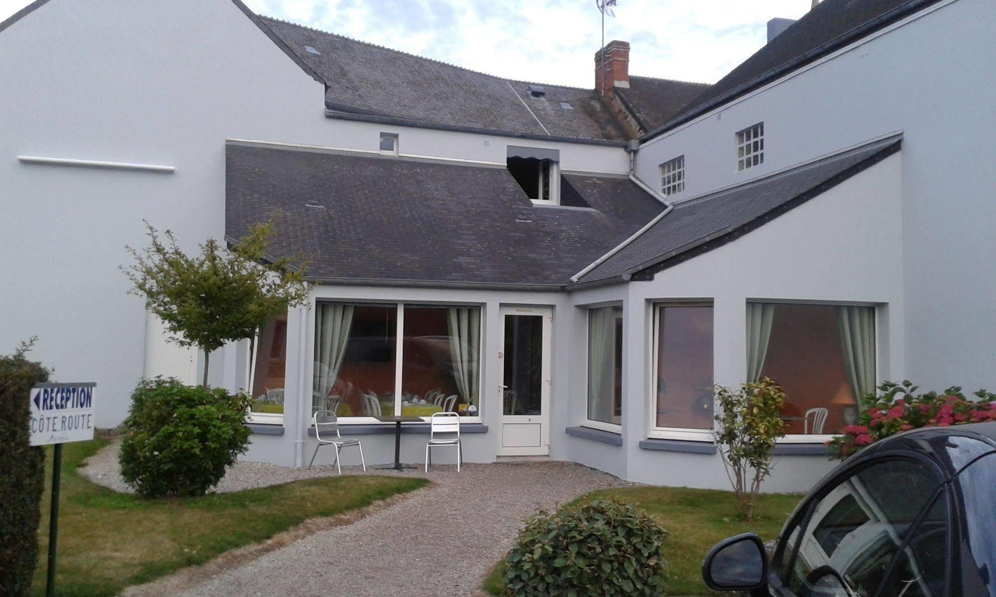Hotel Logis Au Moyne De Saire Reville Exterior photo