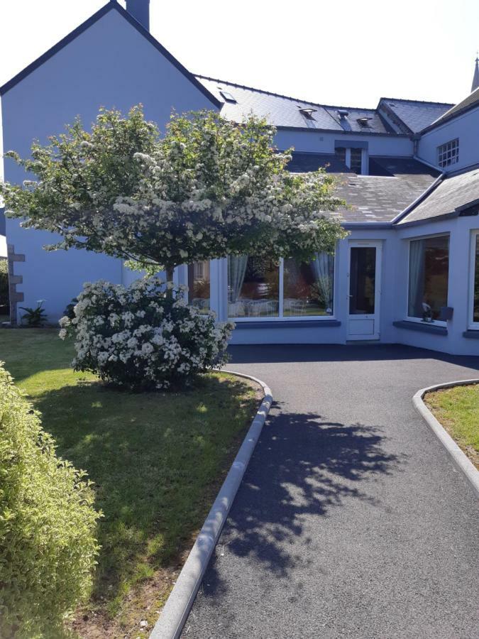 Hotel Logis Au Moyne De Saire Reville Exterior photo